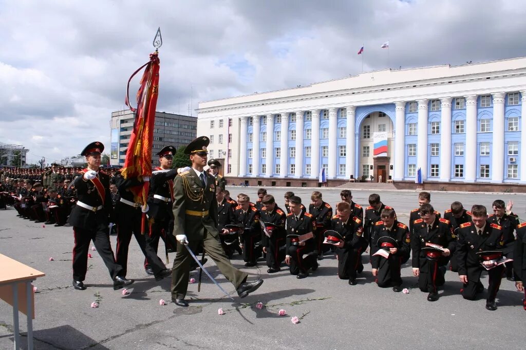 Военная орджоникидзе. Ульяновское Гвардейское Суворовское училище. Ульяновское Гвардейское танковое училище. Суворовская танковое училище Ульяновск. Гвардейское Суворовское военное училище в Ульяновске.