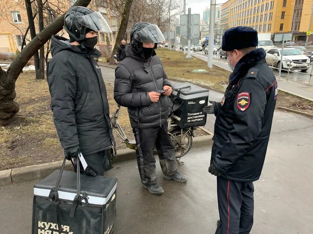 Новостной агрегатор сми2 все новости россии. ОГИБДД по ВАО Москвы фото. Сумка велокурьера. Перекресток велокурьер. Велокурьер самокат.