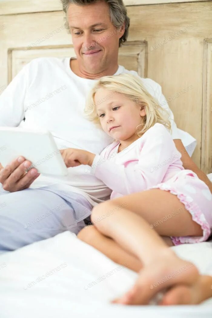 Father sleep daughter. Девочка с папой в кровати. Папа и дочка на кроватт. Возбужденный папа. Папа доченьку в постели.