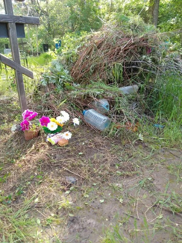 могильный склеп. широкореченское кладбище могилы цыган. ястребковское кладбище москва. фотосессия на кладбище. новое кладбище в колпино.