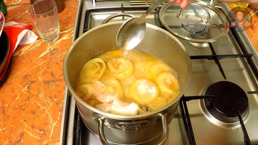 Говядина с луком и сливочным маслом в кастрюле. Мясо по кремлевски. Говядина по-Кремлёвски вкуснейшее мясо на сливочном масле. Мясо по кремлевски из говядины со сливочным маслом. Мясо в сливочном масле рецепт