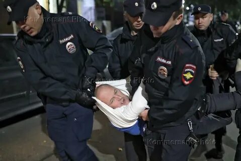 На руках вынесли
