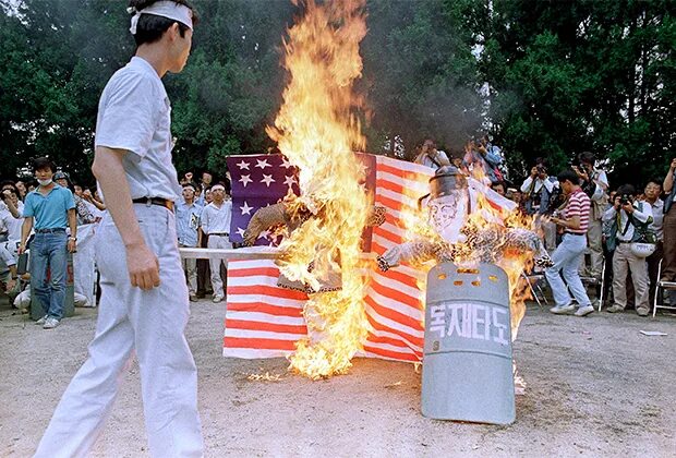 Жгу студент. Сжигание студенческих. Протесты в Корее 1987. Как жгут чучело в Панаме.