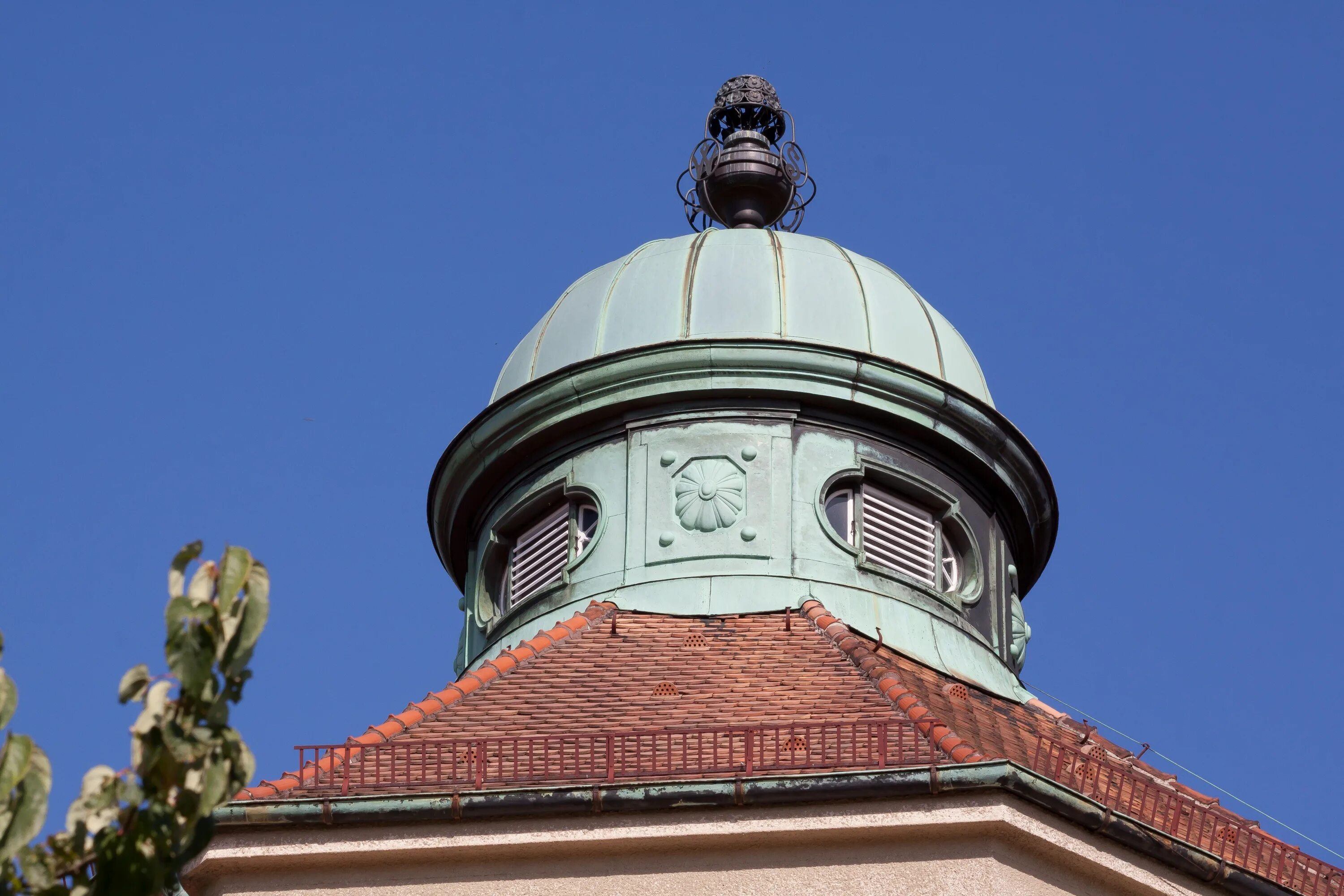 Башня мпво санкт-петербург. Башенка возвышающаяся на крыше здания. Башенка возвышающаяся на крыше здания. Башенка возвышающаяся на крыше здания. Шпиль на крышу.