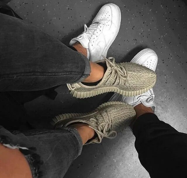 Reebok freestyle classic hi. Пара в кроссовках. Ноги парня и девушки в кроссовках. Reebok classic leather og. Пара кроссовок без долгих раздумий.