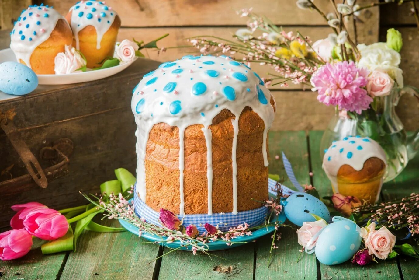 Пасха на пасху. Куличи на Пасху. Easter Cake кулич. Кулич и яйца. Кулич Пасхальный красивый.