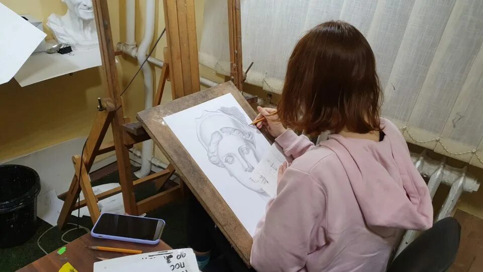 рисование за мольбертом. книги по рисованию человека. курсы рисунок человека. курсы рисунок человека. курсы по рисованию людей.