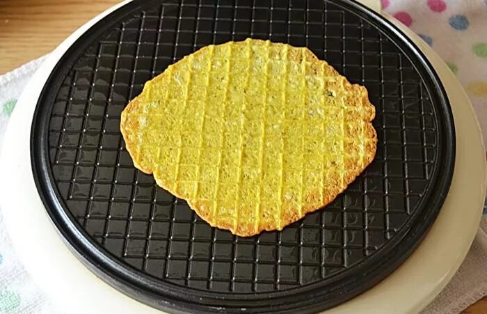 Вафли из картофельного пюре. Тонкие картофельные вафли. тонкие картофельные вафли в вафельнице. вафли из картофельного пюре в электровафельнице. вафли из картофельного пюре в электровафельнице тонкие.