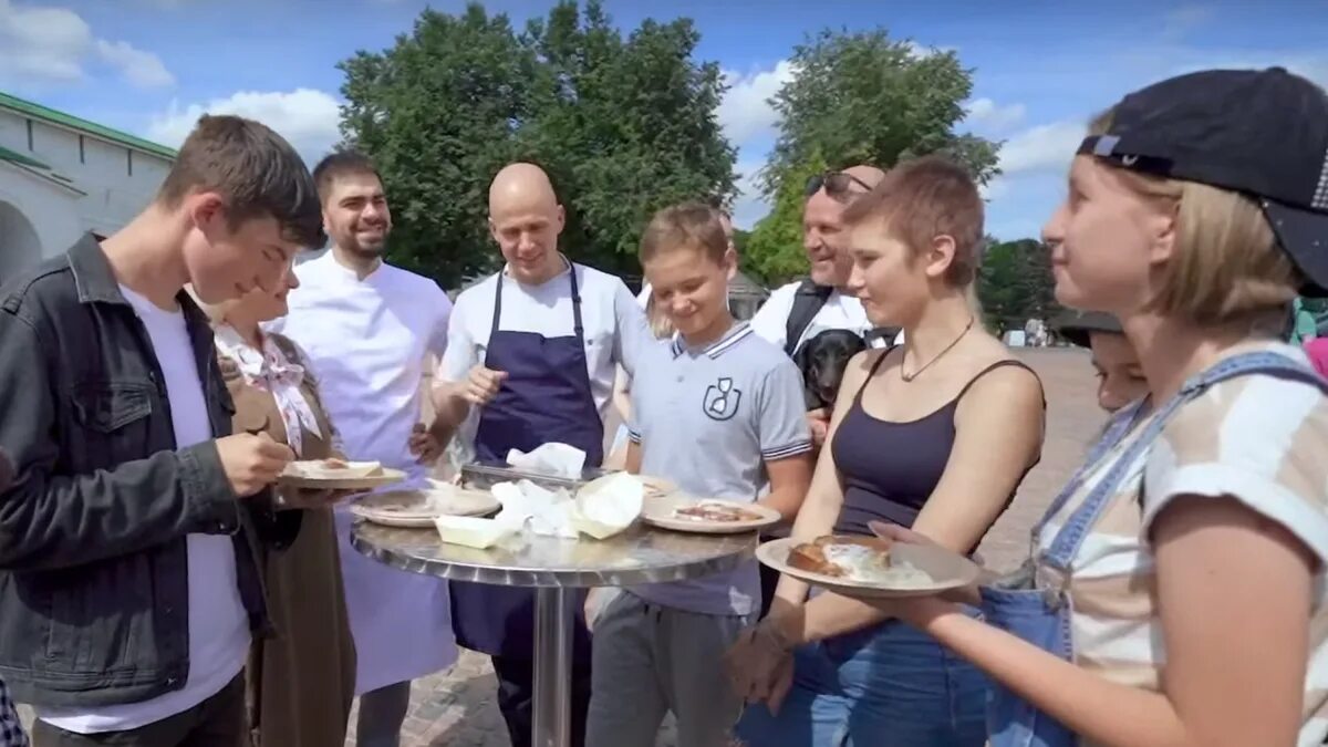 Повара на колесах ессентуки. Повара на колесах первый канал. Повара на колесах ведущие. Первый канал два повара.