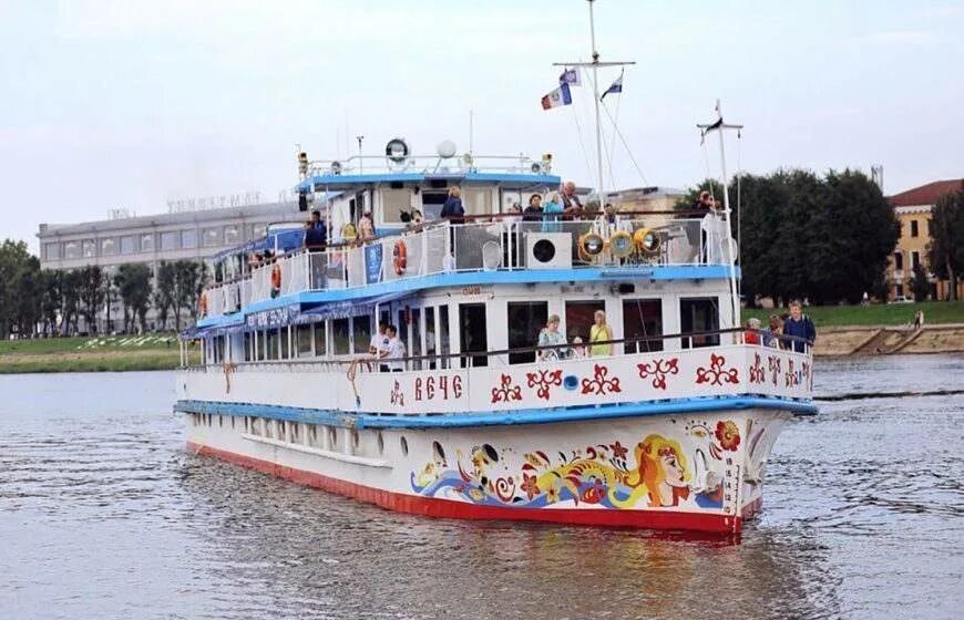 Великий новгород прогулка на теплоходе по реке волхов. Великий новгород экскурсия по реке волхов. Прогулки по волхову. Прогулки по волхову. Великий новгород прогулка на теплоходе по реке волхов.