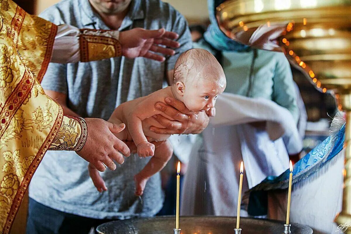 Можно ли крестить ребенка на пасху. Христианство крещение. Таинство крещения. Церковные обряды. Религиозный обряд крещение.