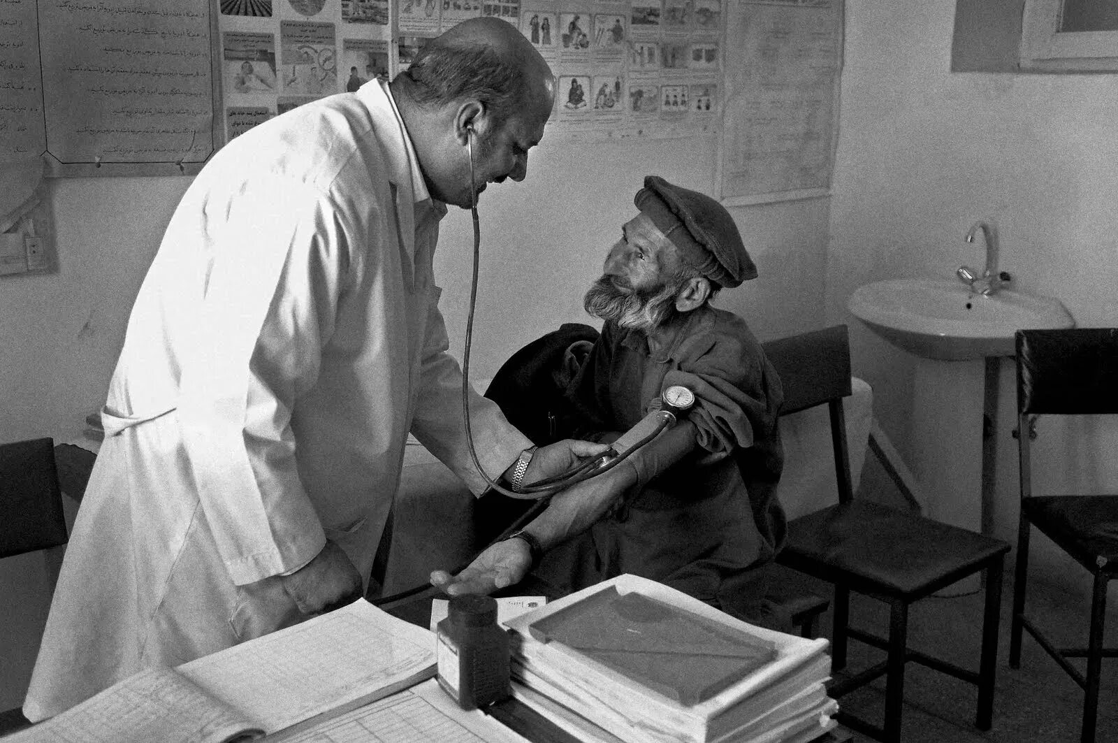 История создания доктор. Безумные доктора 18 века. доктор 18. черно белые картинки онколога. old doctors squad.