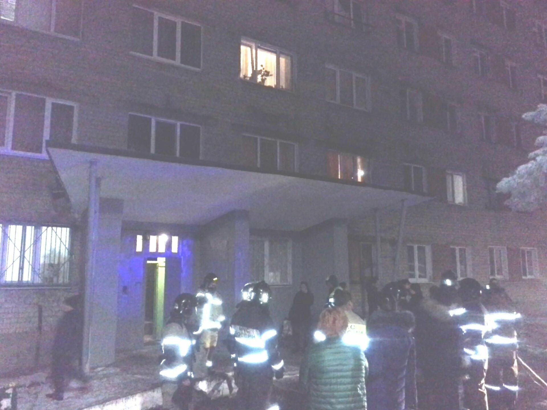 Хотя было уже поздно в комнате горела