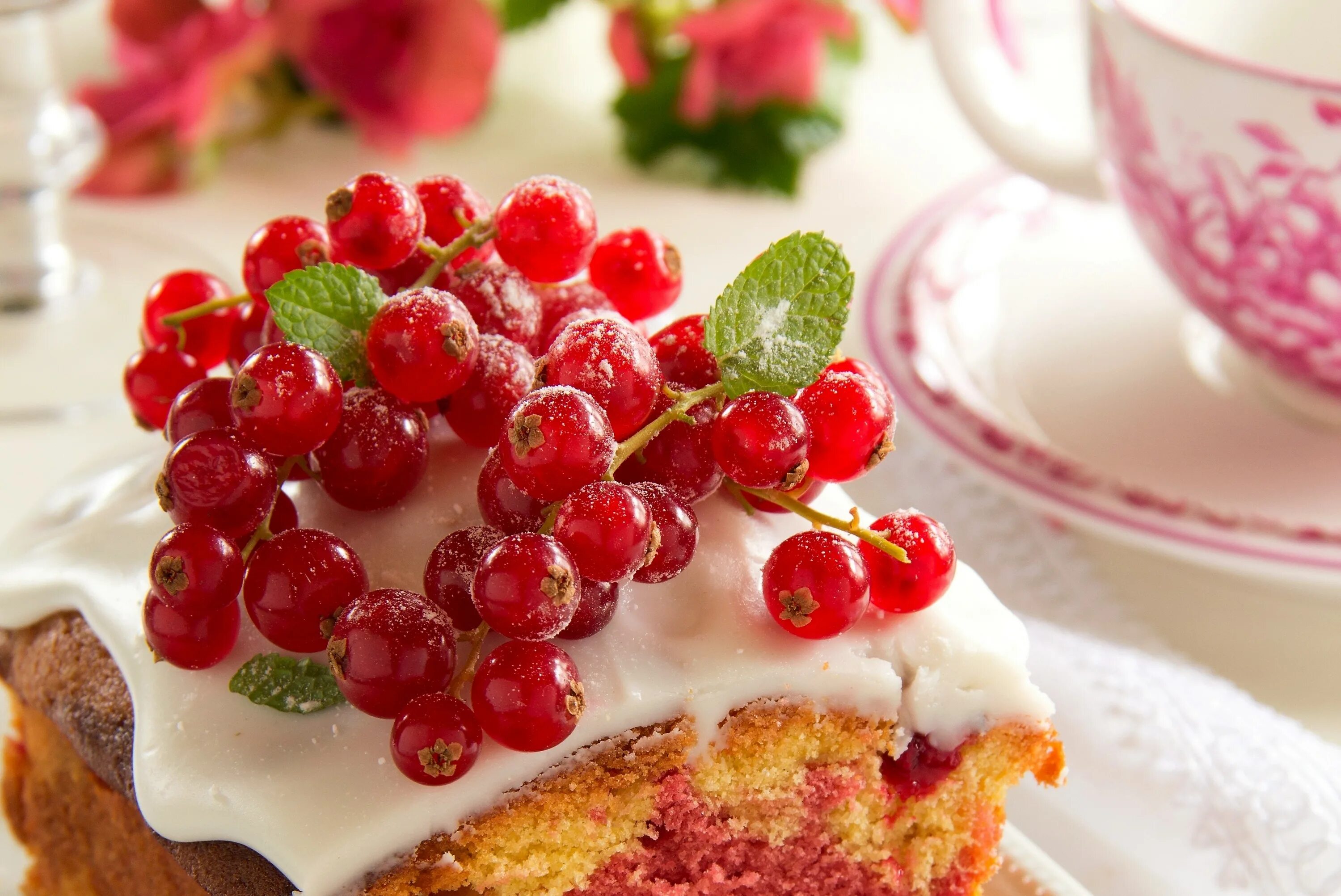 Красивые пирожные. Пирожное с ягодами. Пирожное с вишней. Пирожное с клубникой и смородиной. A little cake