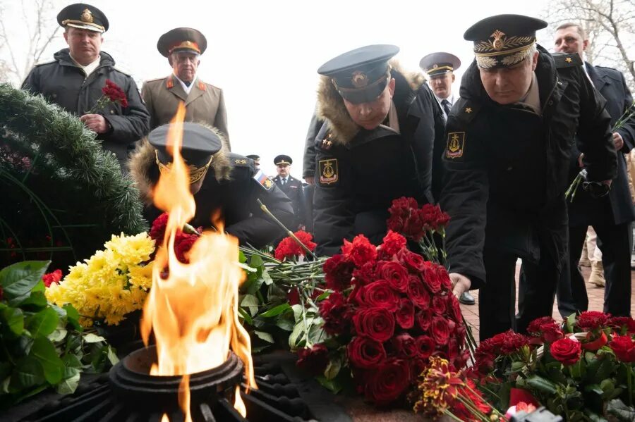 Где 23 февраля состоялся митинг народной воли. 23 Февраля день народной воли Севастополь. Митинг народной воли 23 февраля 2014 в Севастополе. Севастополь в вел Отечества фото победителей.