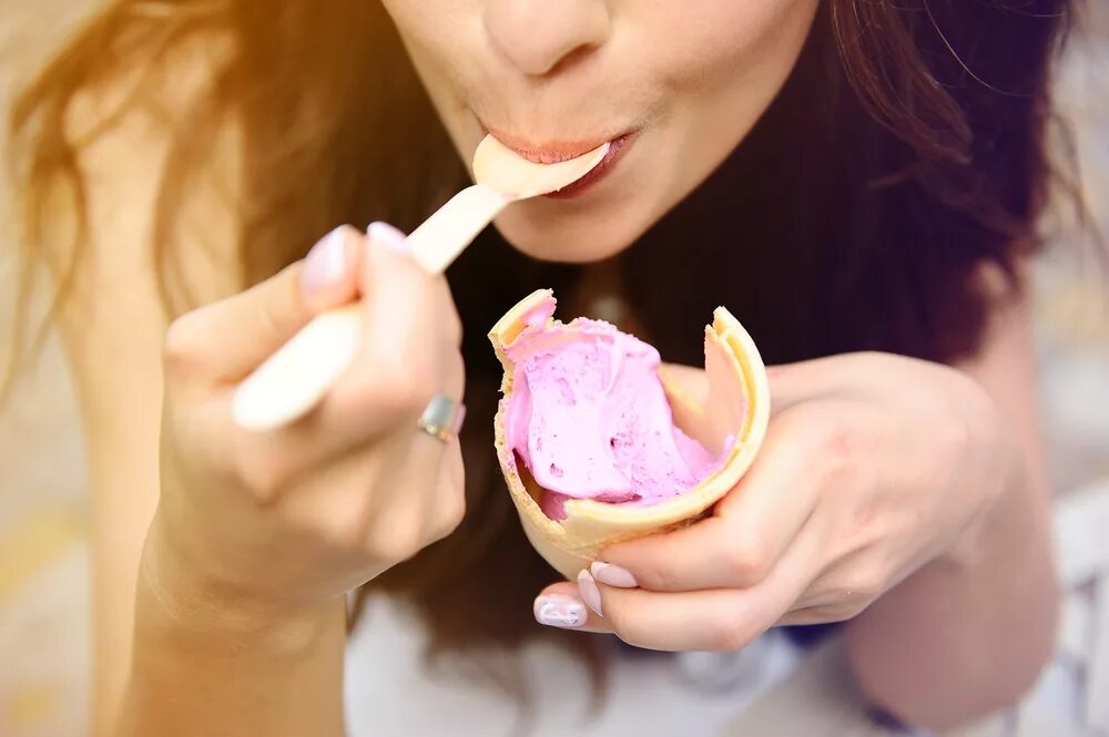 Мороженое при простуде. Ест мороженое. Человек ест мороженое. Девушка и мороженое. Девушка ест мороженое.