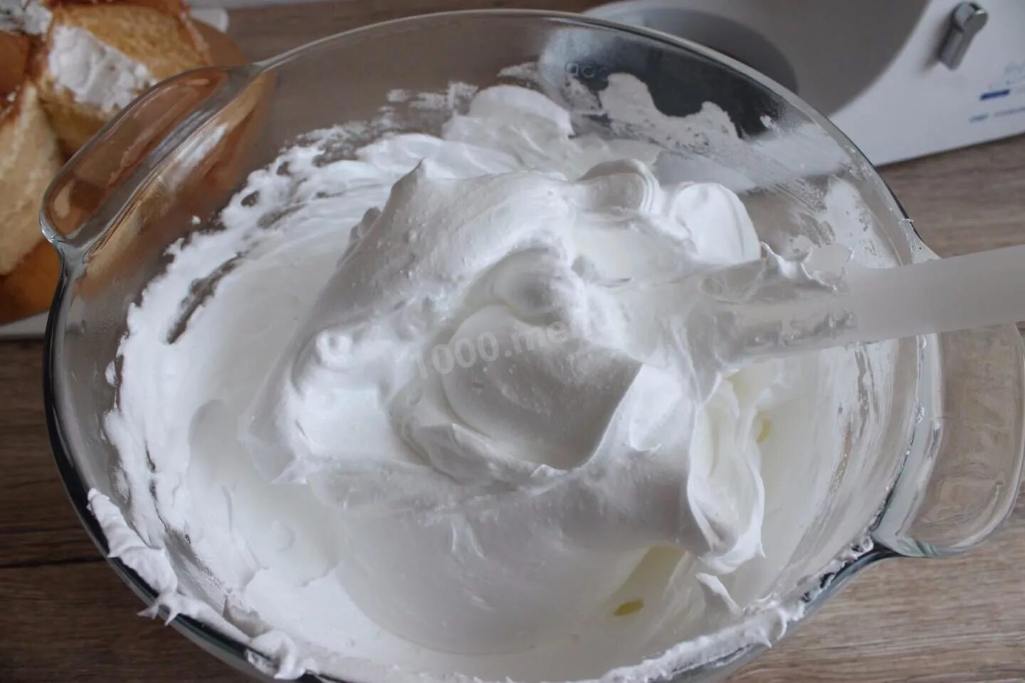 Белковый крем. Белковый крем для торта. Крем из взбитых белков. Взбивание белкового крема. Почему белковый крем