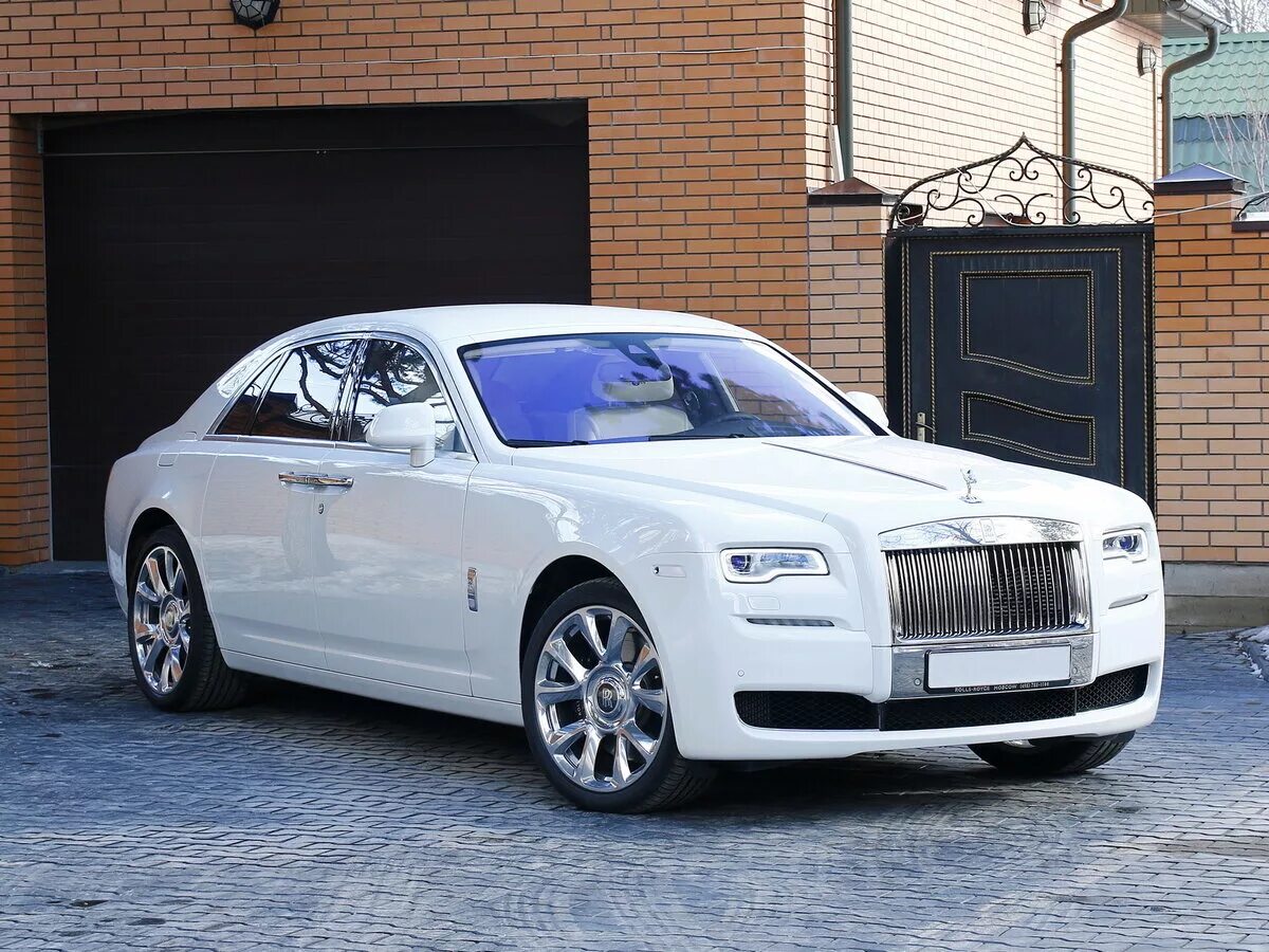 Белый роллс ройс. Машина Rolls Royce Ghost. Rolls Royce Ghost White. Rolls Royce Ghost белый. Rolls Royce Ghost 2016.