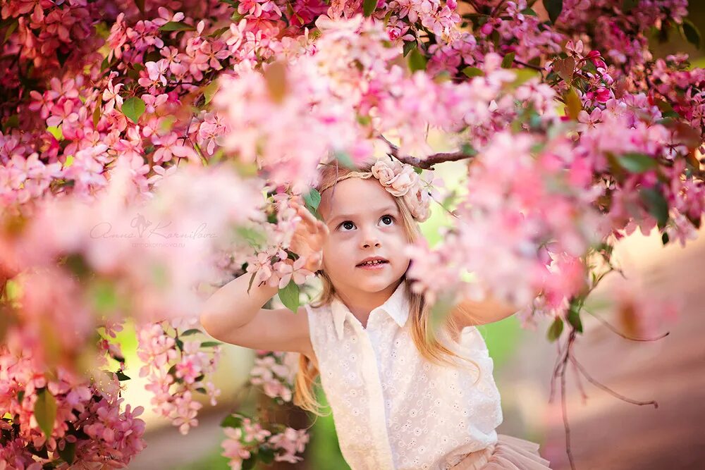 весна для детей. включи детский май. детские фотосессии в цветущих садах. дети и природа. дети в цветущих садах.