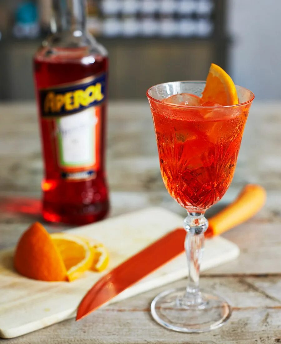 С чем пьют апероль в домашних. Ликер Aperol aperitivo. Апероль шприц коктейль. Аперитив Апероль. Апельсиновый ликер Апероль.