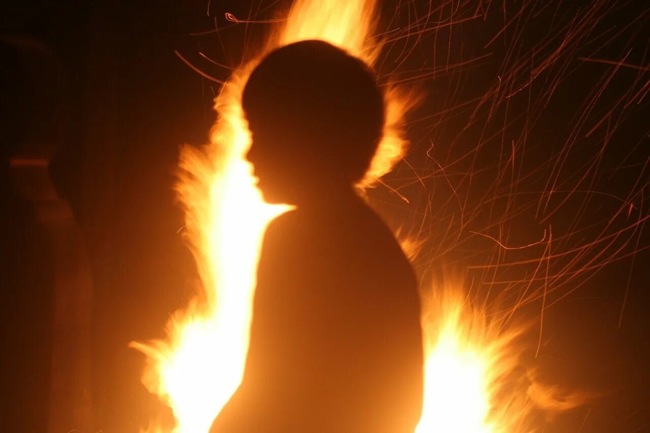 Fire child. Огонь для детей. Мальчик огонь. Ребенок горит.