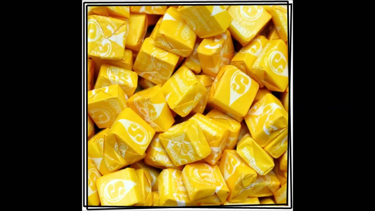 Конфеты в желтой пачке. Желтые конфеты. Конфеты желтого цвета. Леденцы в желтой упаковке. Ярко желтые конфеты.