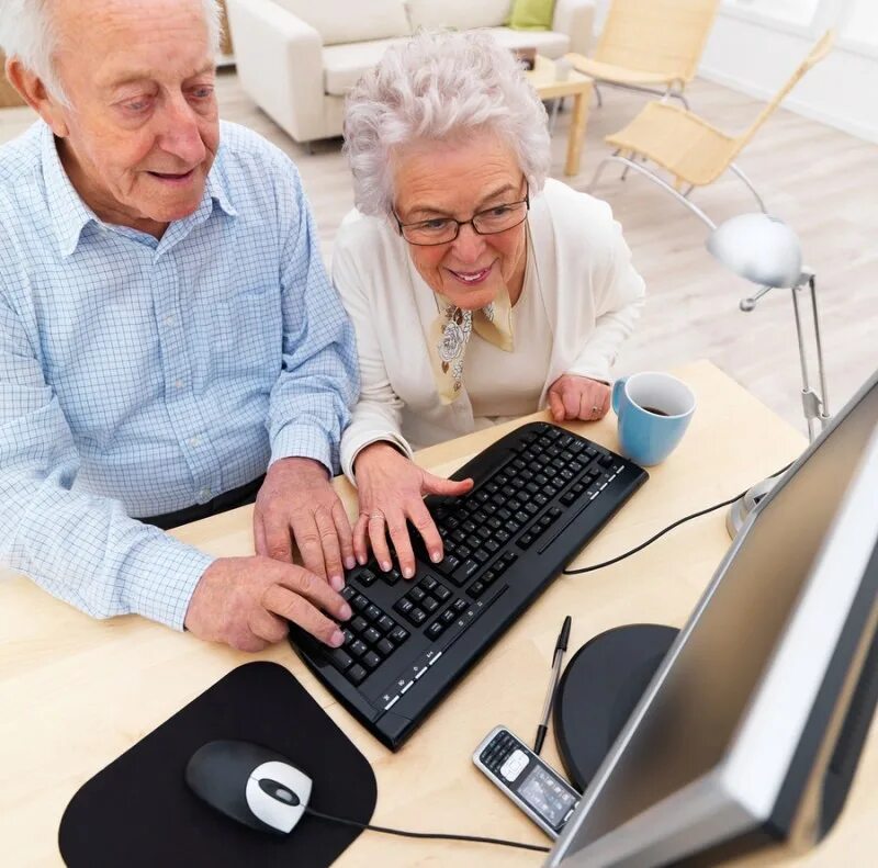 Кредит для пенсионеров в 2024. Пенсионеры. Пожилые и компьютер. Пожилые люди и компьютер. Информационные технологии для пожилых.