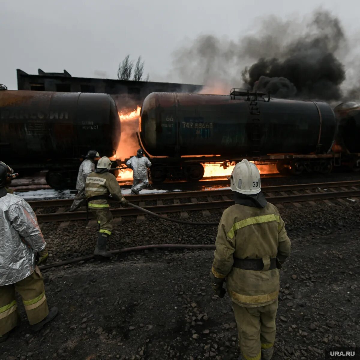 Пожары на железнодорожном транспорте. Рельсы горят. Аварии и катастрофы на железнодорожном транспорте. Пожары на железнодорожном транспорте. Огонь горит.