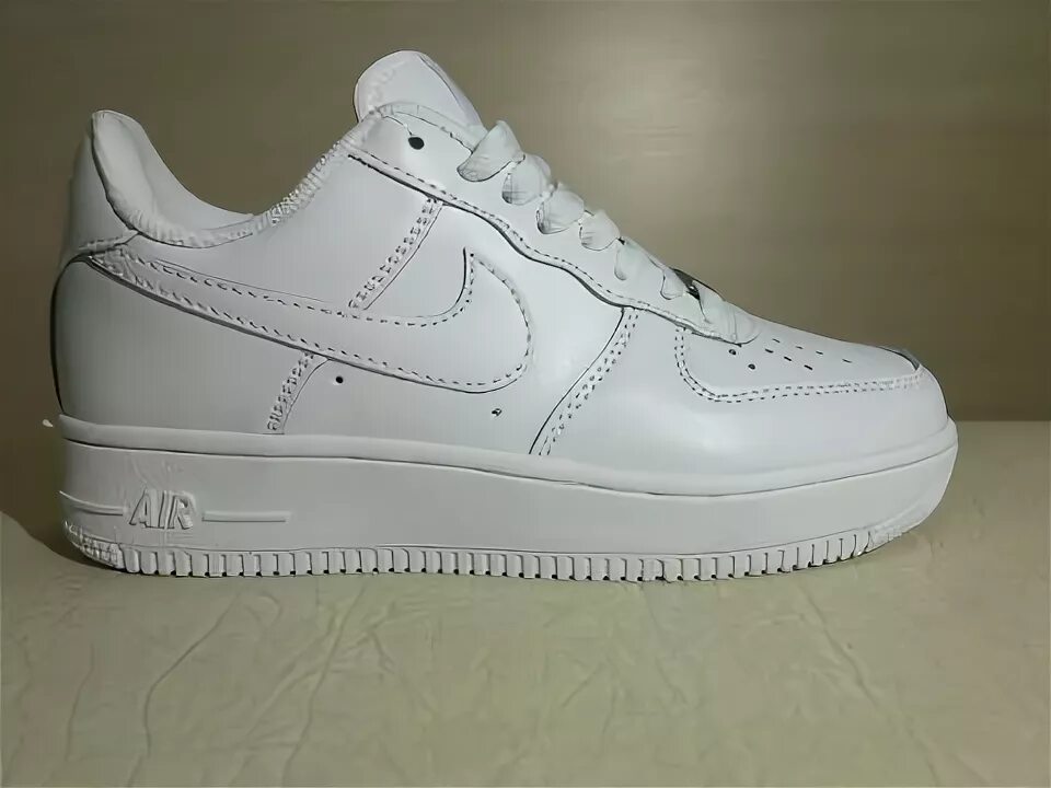 Как отличить форсы. Паленые найки айр форсы. Nike Air Force 1 белые паленые. Nike Air Force 1 палёные. Nike Air Force паль.