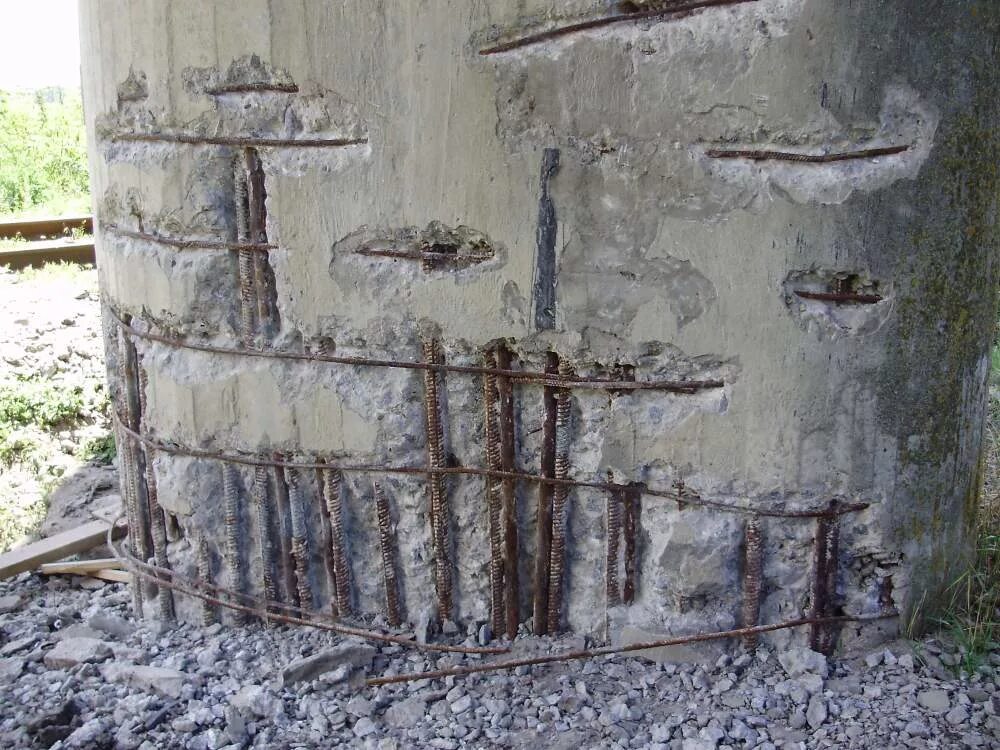 Разрушенные бетонные конструкции. Коррозионное разрушение бетона. Разрушение арматуры в бетоне. Коррозия арматуры в бетоне.
