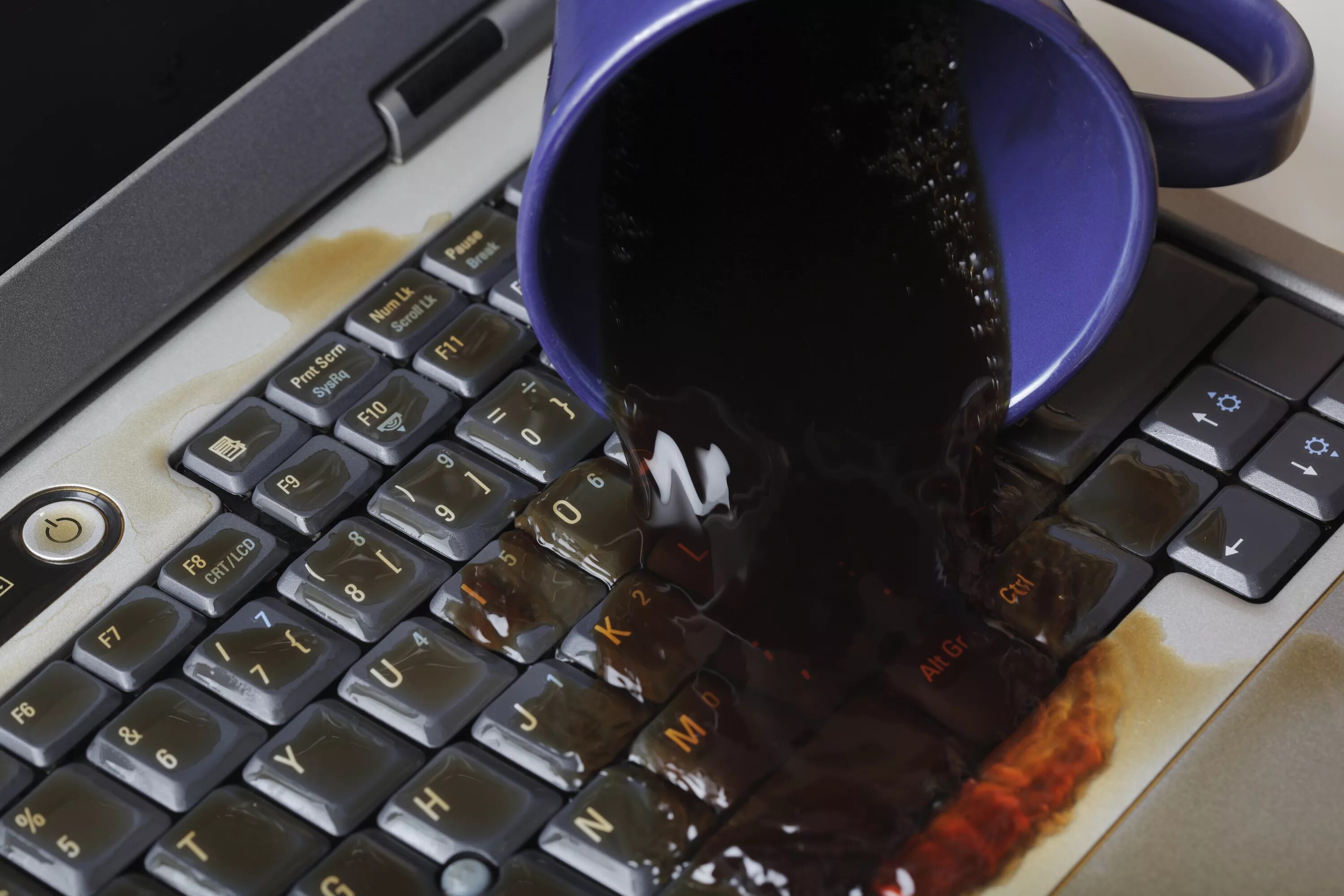 Пролитый кофе на клавиатуру. Пролили воду на клавиатуру ноутбука. Пролил чай на клавиатуру. Кофе на клавиатуру ноутбука. На клавиатуру попала вода что делать