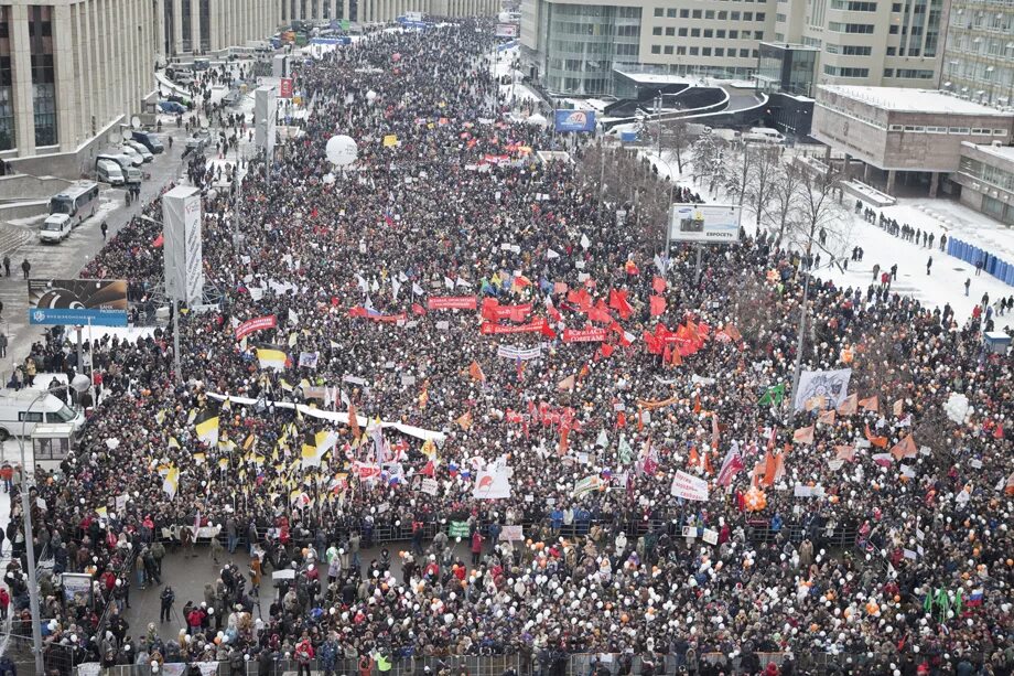 В 2012 году был принят. Болотная площадь протесты 2011 2012. Болотная площадь 2012 митинг. Болотная площадь митинг 2011. Навальный 2011 Болотная площадь.