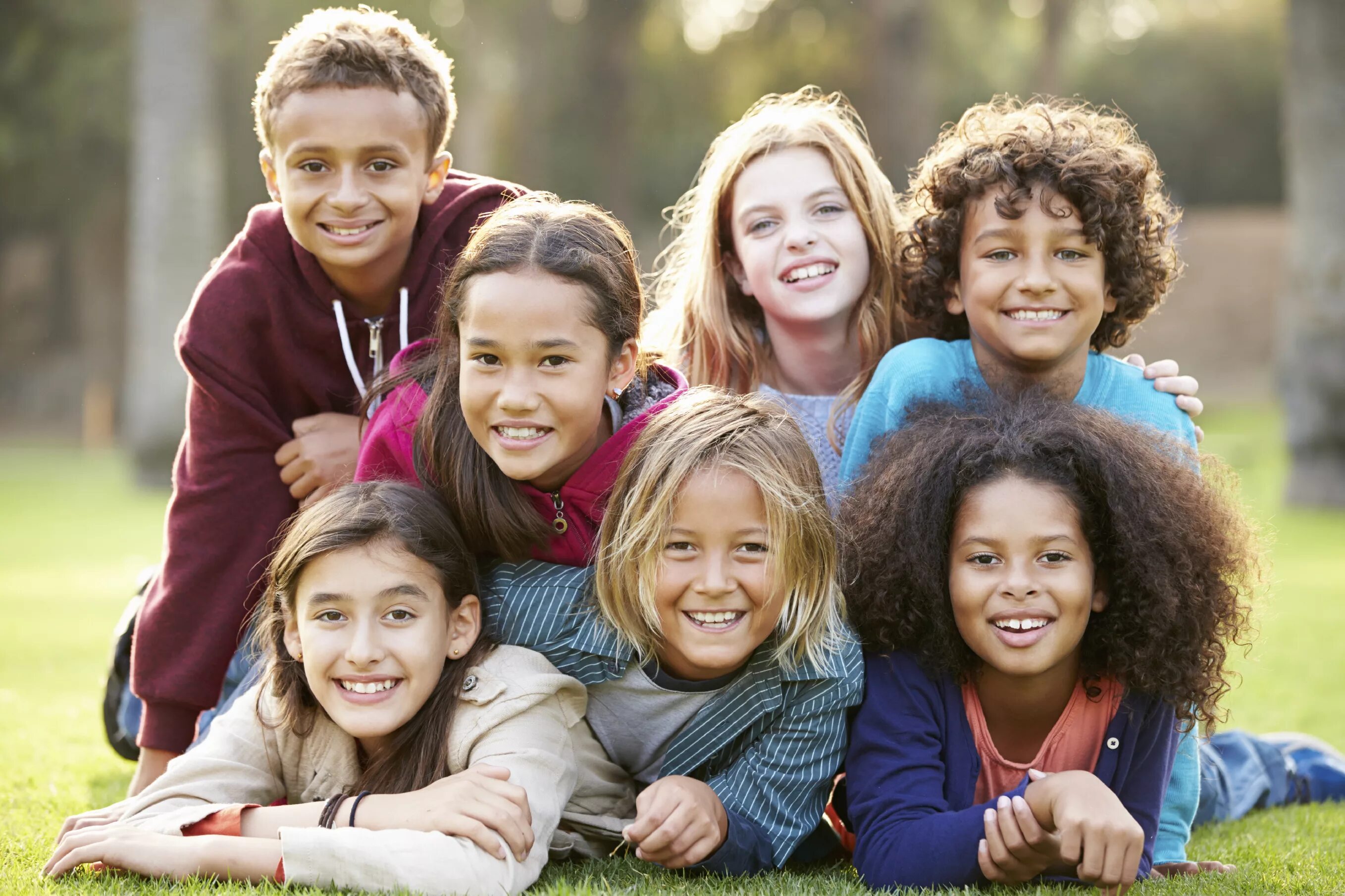 Много людей. Different community. Человек стоит. Человек радостный. Люди разных национальностей.