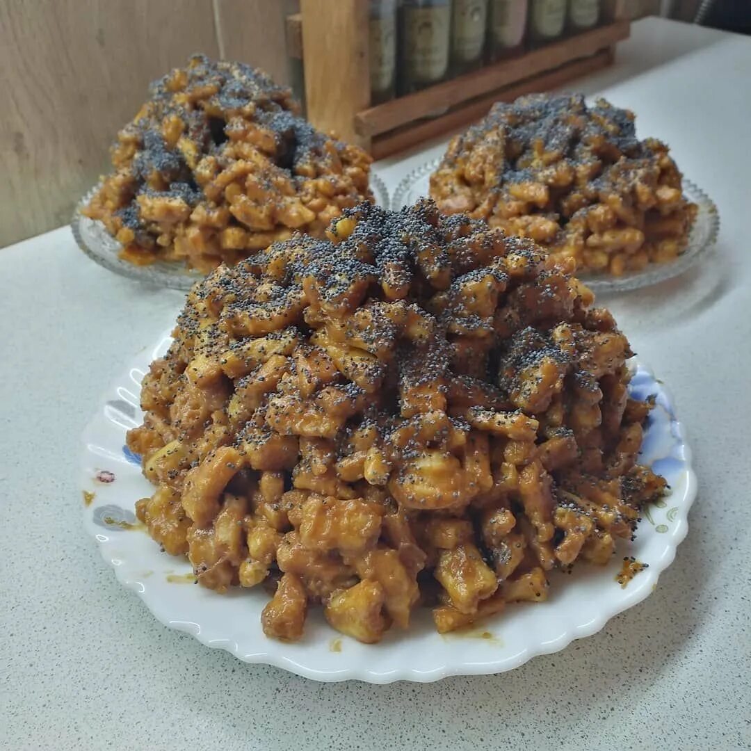 Муравейник рецепт через мясорубку со сгущенкой. Муравейник блюдо. торт муравейник в виде сердца. торт муравейник варианты украшения. татарские сладости муравейник.
