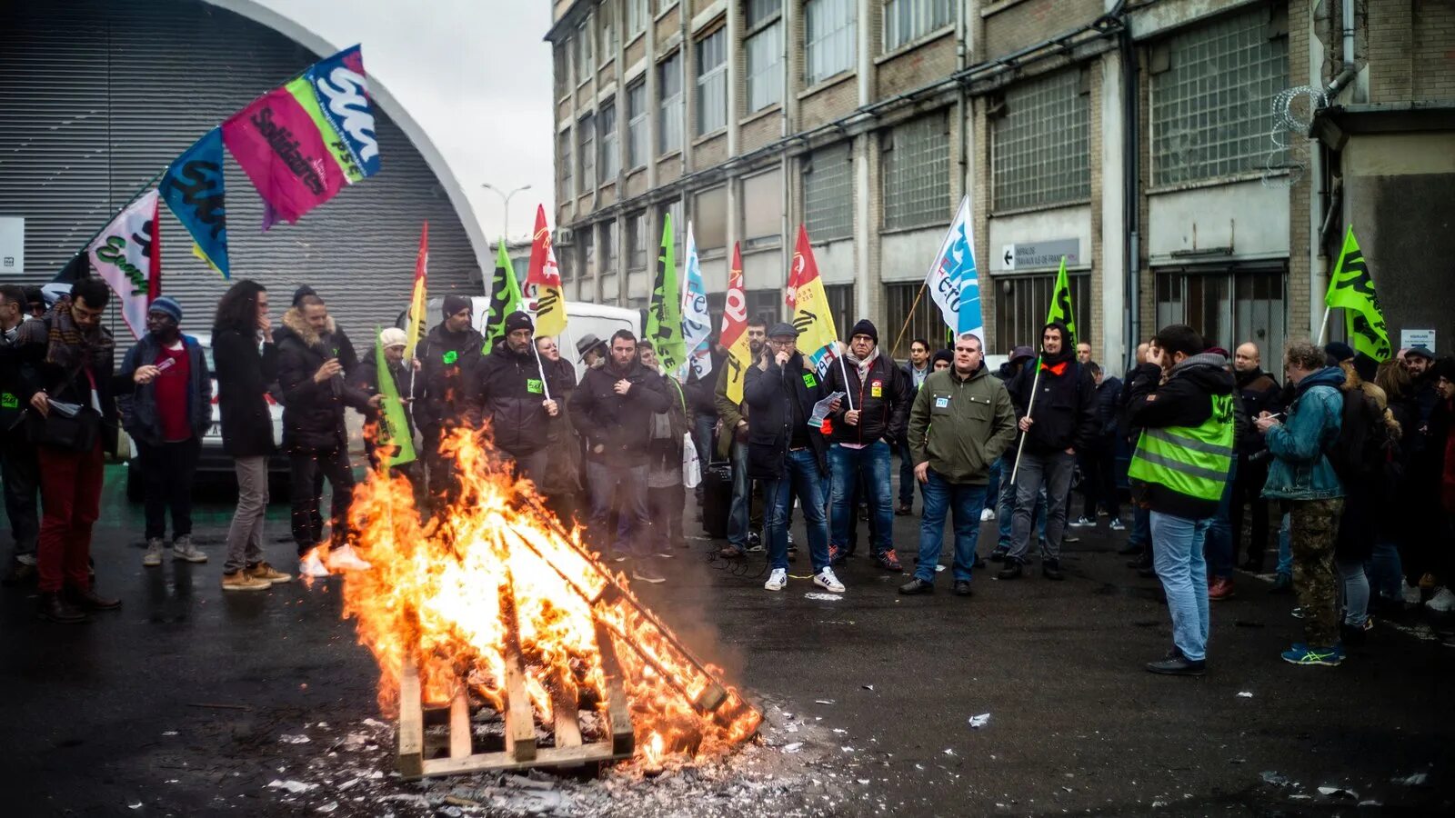 Почему бастует европа. Забастовки во Франции. Забастовки в Европе. Митинги в Европе. Забастовки в Европе фото.