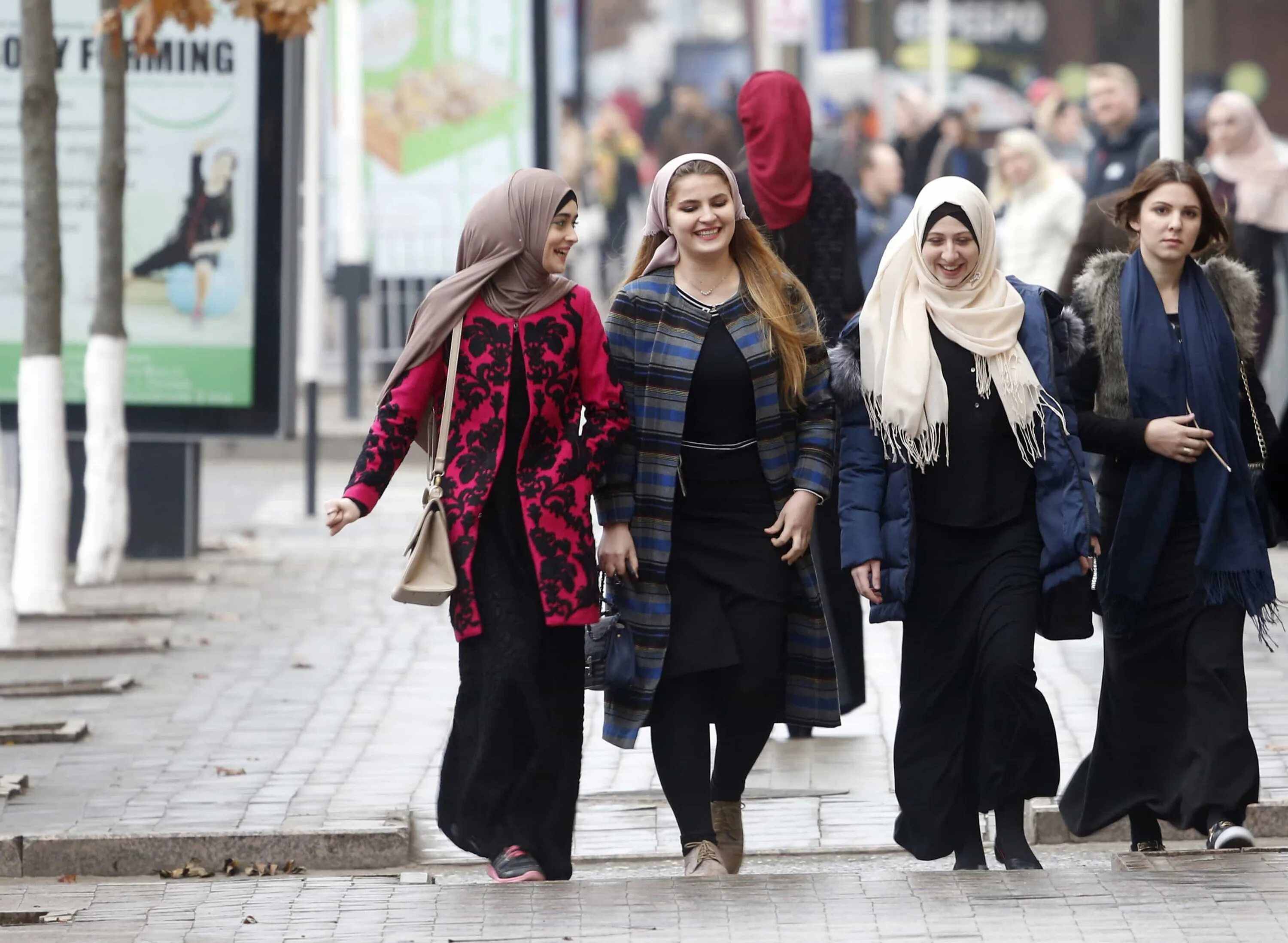 Грозная женщина. Чеченская одежда для женщин Повседневная. Одежда чеченских женщин на улице. Одежда в Чечне для женщин.