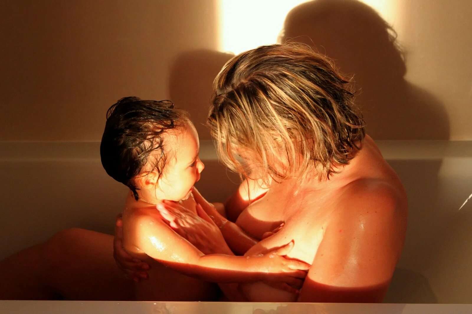 Молодой сын в душе. Мама и малыш купаются. Моется с сыном. Купание сына.