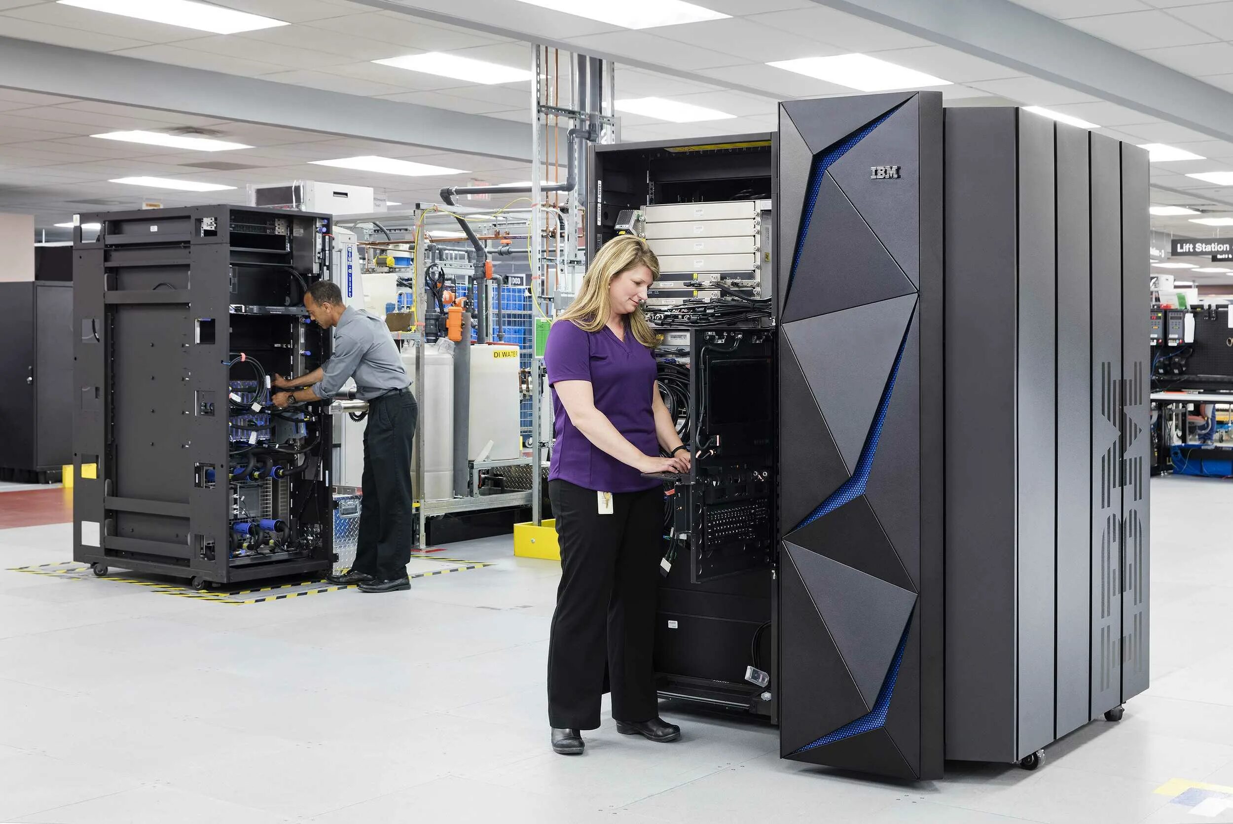 Мэйнфрейм IBM z13. SSG мэйнфрейм. Мэйнфрейм IBM System z. SSG Mainframe 001. Main ap