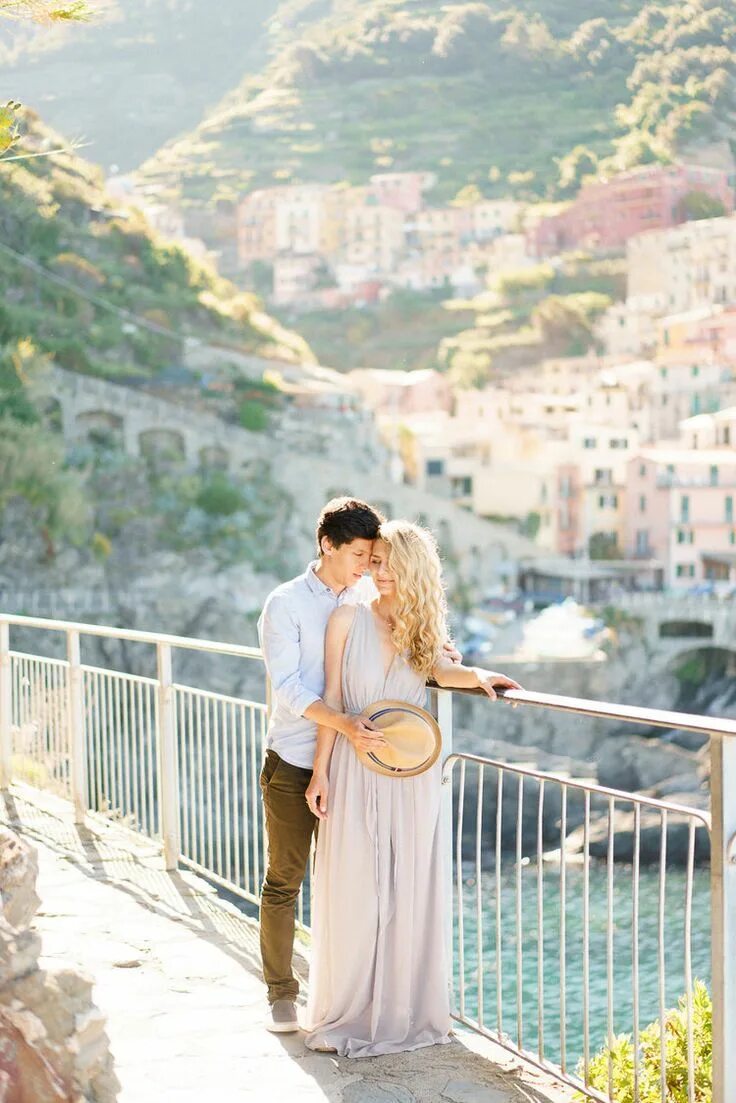 Греческое пара. Греция любовь. Романтическое путешествие. Влюбленные в Греции. Красивые фотосессии в Греции пара.
