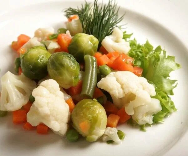 припущенные овощи. овощи на пару. отварных овощей подача. овощи на пару. отварные овощи.