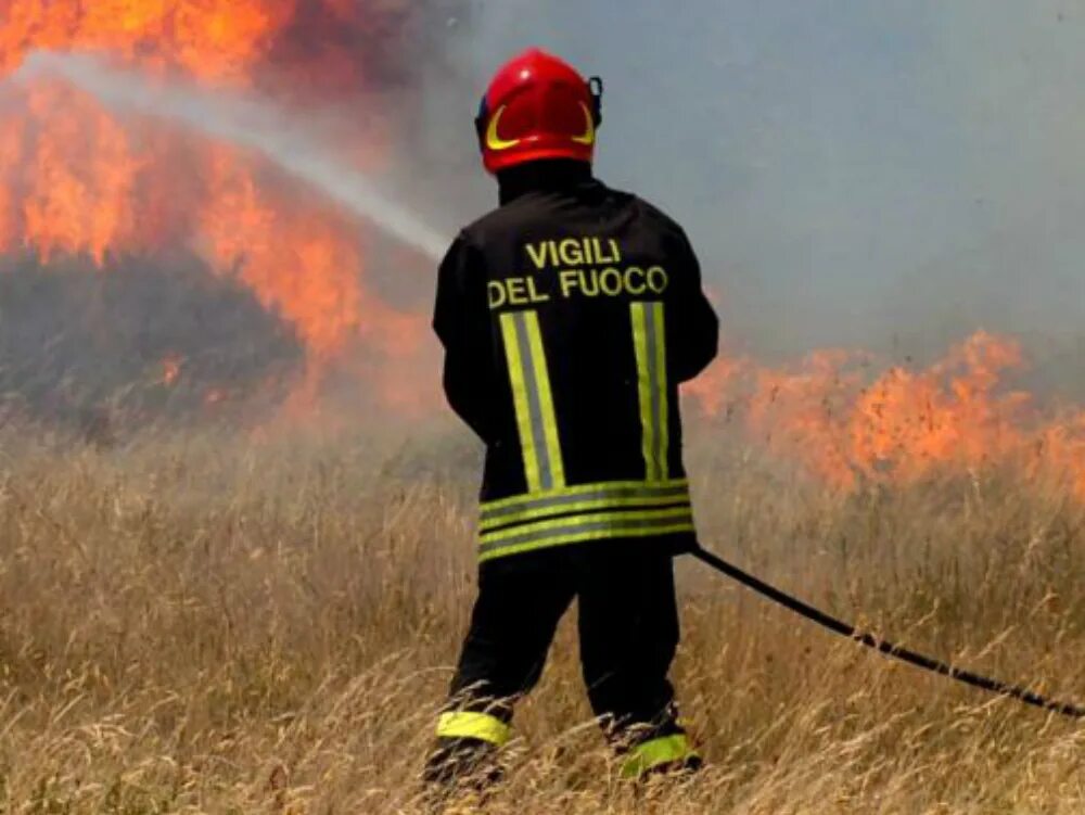 Какой штраф за поджог. Итальянские пожарные. Пожар в Италии. Incendio. Пожар в Италии сегодня последние новости.