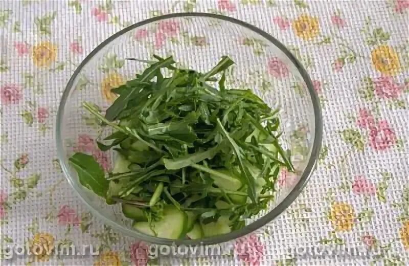 Салат с руколой и помидорами. Рукола с огурцами. Рукола с огурцами. Рукола с огурцами. Салат с руколой и помидорами черри.