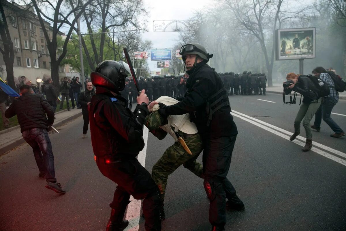 Атаки экстремистов. Экстремисты Украины. Проукраинские митинги в Донецке в 2014. Проукраинские митинги. Пророссийский и проукраинский.