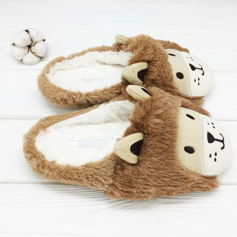 Тапок лев. Тапочки со львом мужские. Домашние тапочки со львом. Тапок лев. Тапочки лев.