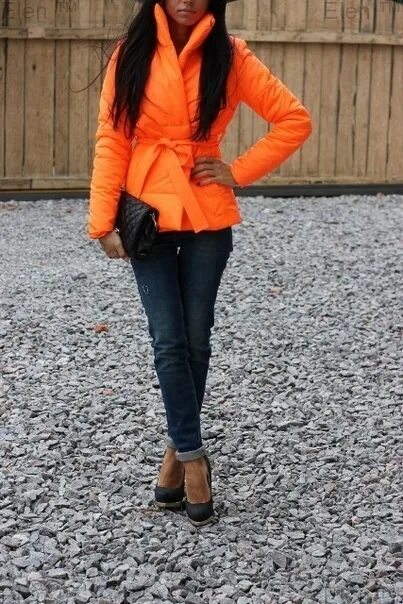 оранжевая куртка какая шапка. куртка пуховик оранжевая. оранжевая куртка какая шапка. красная куртка зефирка. шапка бини камея.