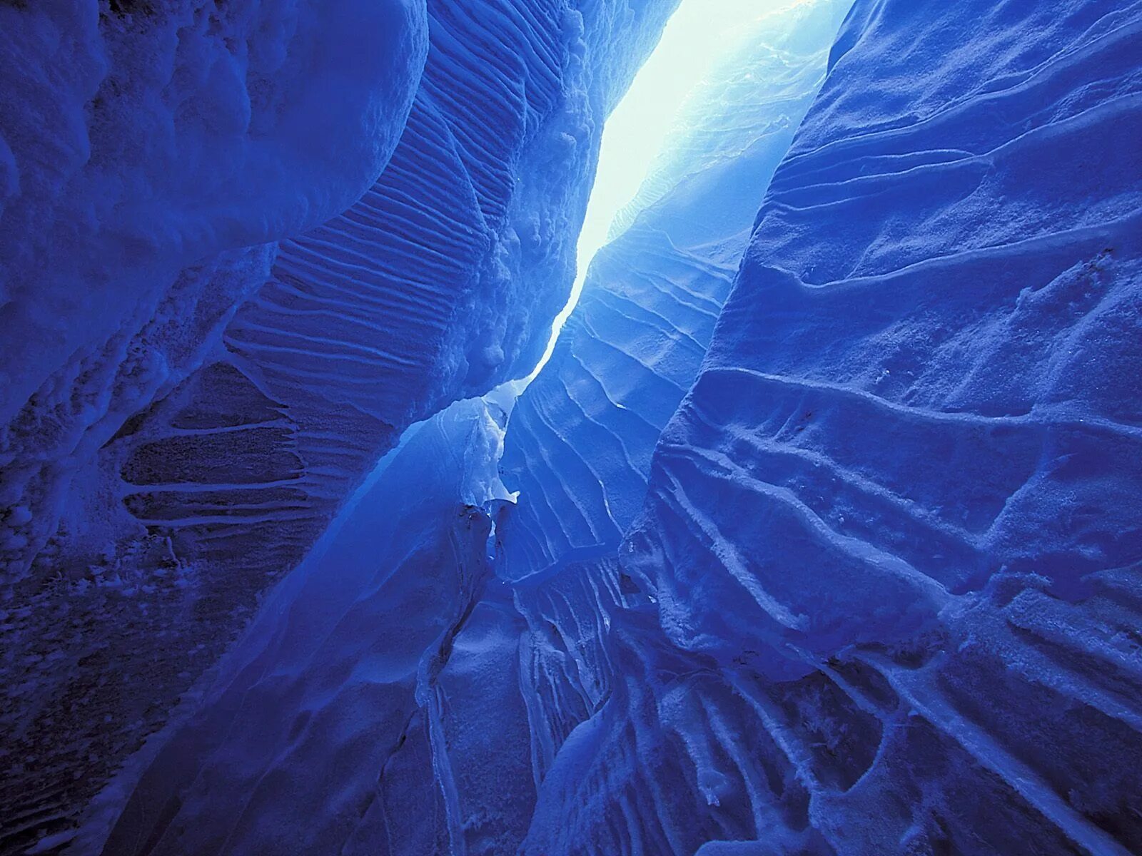 Лед снизу. Ледяные пещеры. Ледник. Синий ледник. Ледяной пейзаж.