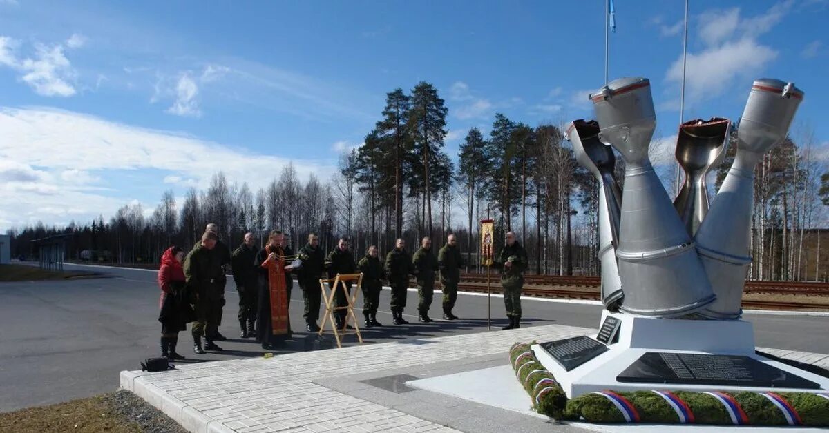 Космодром Плесецк памятники. Космодром Плесецк город Мирный. Мемориал Ракетчиков Плесецк. Архангельск космодром Плесецк.