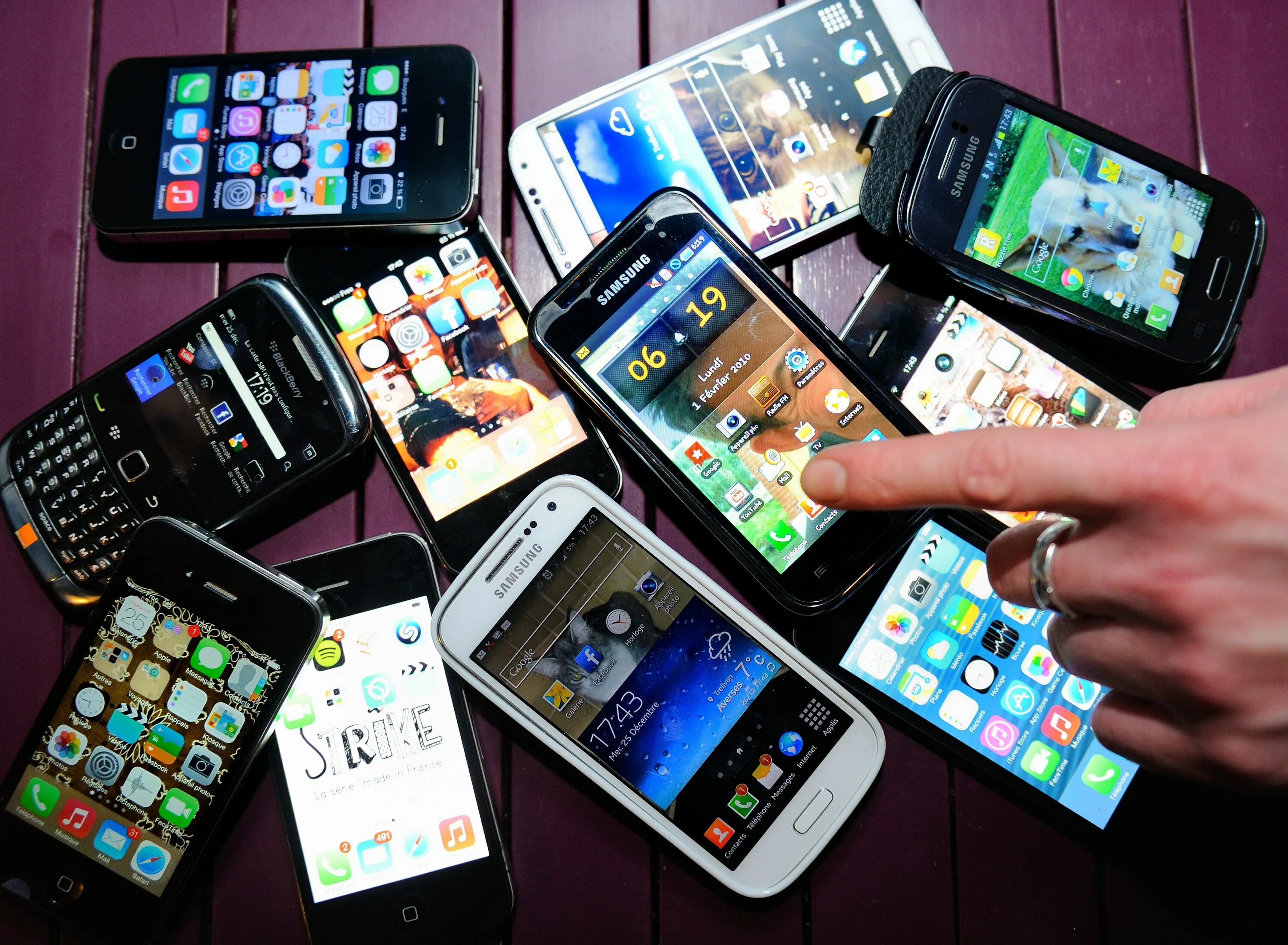 Выбор телефонов купить. Современные телефоны. Много смартфонов. Сотовые телефоны много.