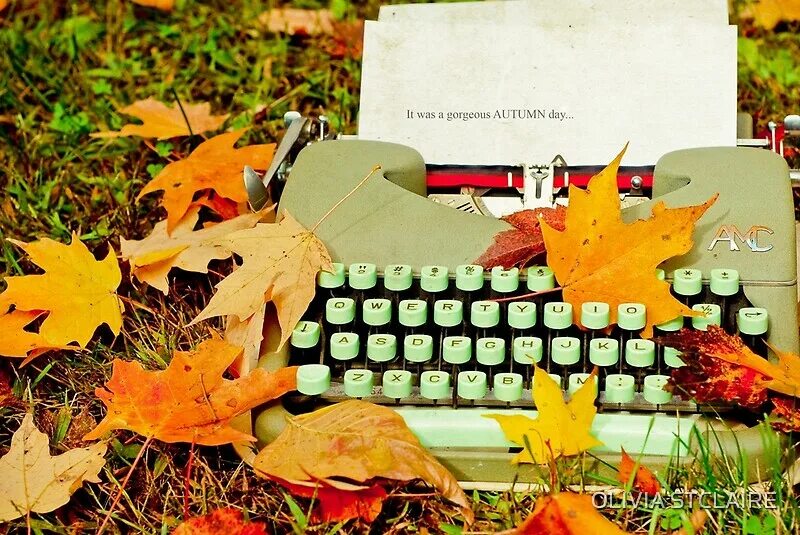 Осень учеба. Осенний декор с печатной машинкой. Осень ноутбук. Писательство осень. Осень дарит вдохновение