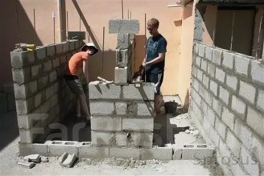 Первый ряд шлакоблока на фундамент. На что класть шлакоблок. Кладка шлакоблока. Приспособа для укладки керамзитобетонных блоков. Кбб 80.